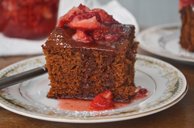 gingerbread with strawberry sauce